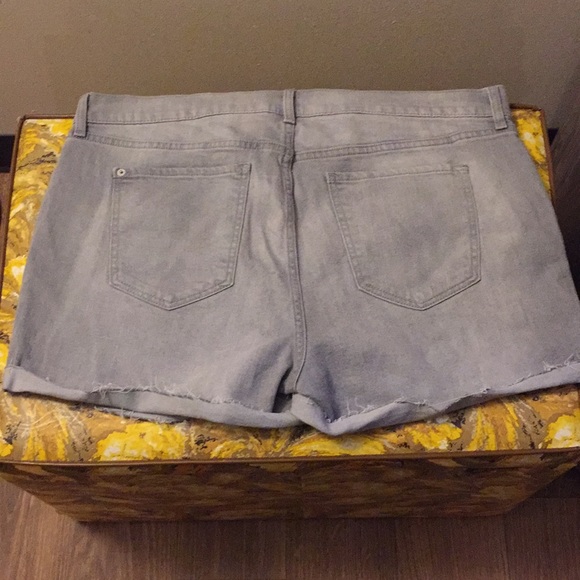 Distressed denim shorts - Picture 3 of 6